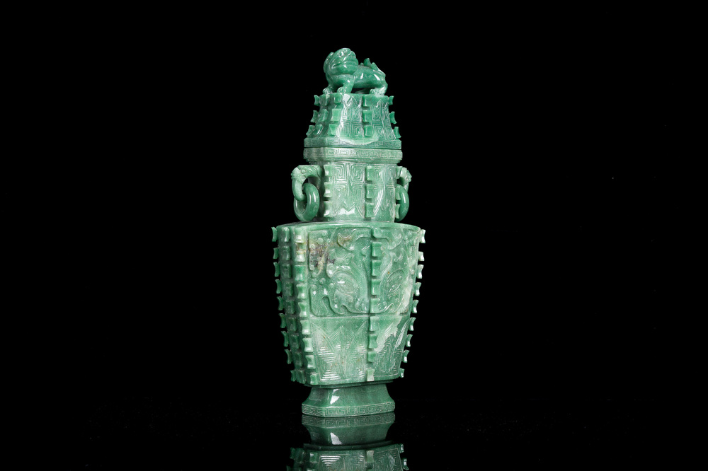 Vase couvert de style archa&iuml;que en pierre dure, Chine, 20&egrave;me si&egrave;cle