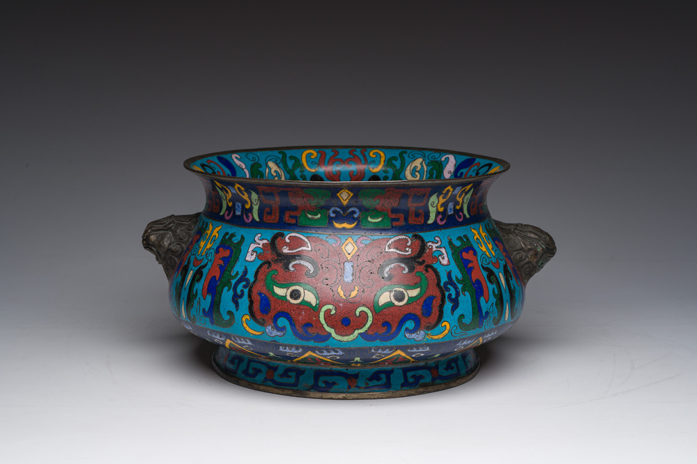 Br&ucirc;le-parfum en &eacute;maux cloisonn&eacute;s &agrave; d&eacute;cor de masques taotie, marque de Xuande, Chine, 19&egrave;me si&egrave;cle