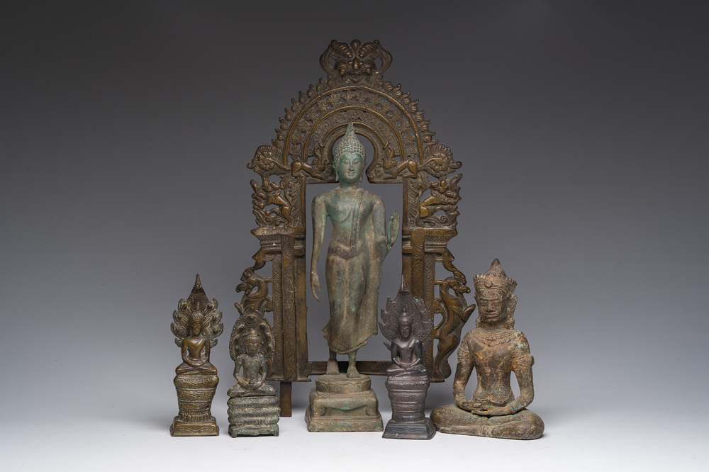 Six figures en bronze de Bouddha et une aur&eacute;ole de type Prahbavali, Asie du Sud-Est et Inde, 19&egrave;me/20&egrave;me si&egrave;cle