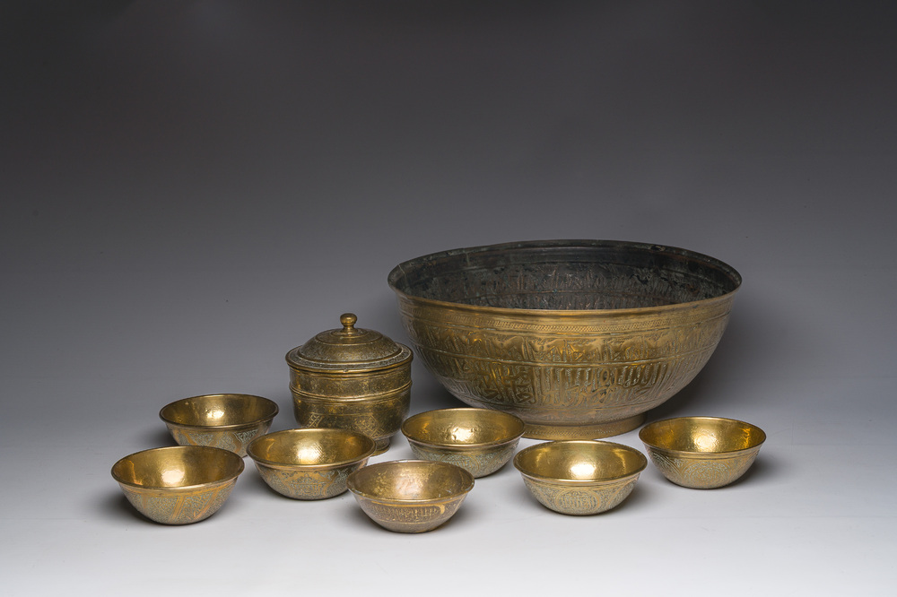 Collection vari&eacute;e d'objets en cuivre grav&eacute;s de style moghol indien et qajar persan, 19&egrave;me/20&egrave;me si&egrave;cle