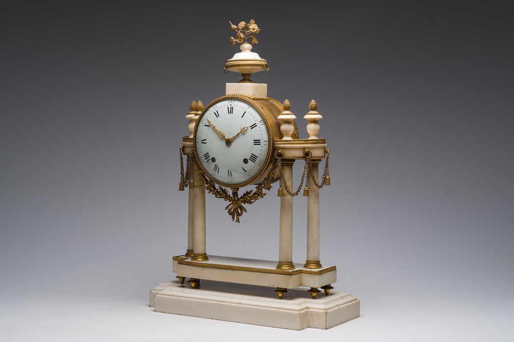 Pendule portique Louis XVI en marbre blanc et bronze dor&eacute;, France, 18&egrave;me/19&egrave;me si&egrave;cle