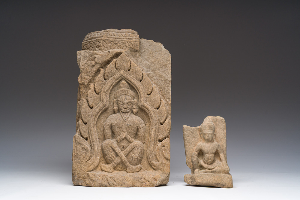 Deux statuettes en gr&egrave;s jaune repr&eacute;sentant un prince assis, Cambodge, &eacute;poque Angkor et Jayavarman VII, 10&egrave;me-13&egrave;me si&egrave;cle