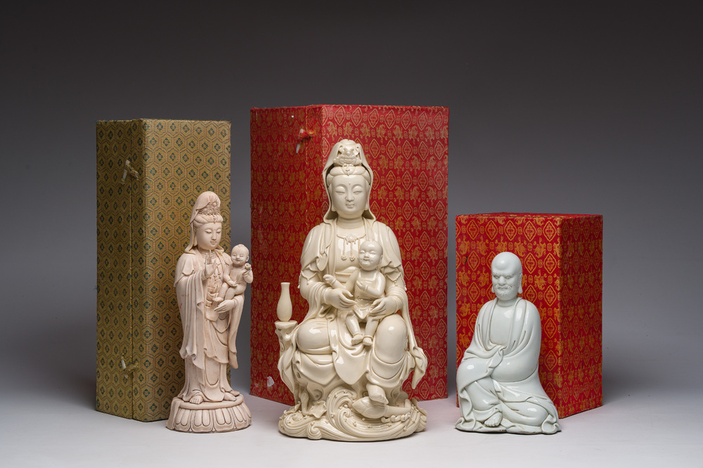 Deux groupes de Guanyin avec un enfant et un Luohan en blanc de Chine, 20&egrave;me si&egrave;cle