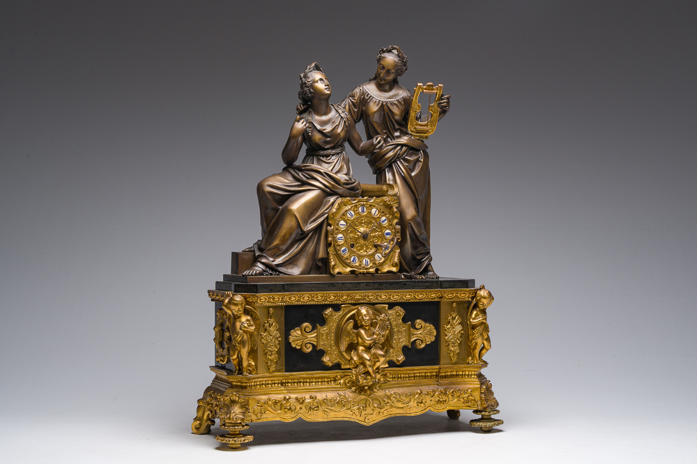 Pendule en bronze dor&eacute; et marbre noir surmont&eacute;e de deux musiciennes, France, 19&egrave;me si&egrave;cle