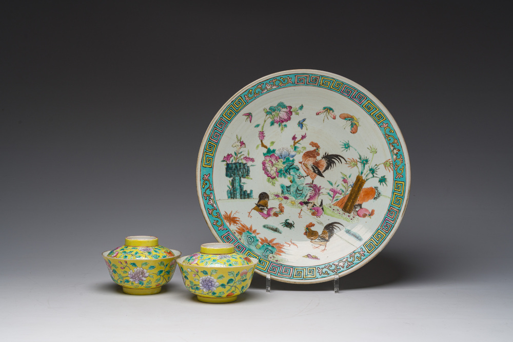 Assiette en porcelaine de Chine famille rose &agrave; d&eacute;cor de coqs et une paire de bols couvertes &agrave; fond jaune, 19&egrave;me/20&egrave;me si&egrave;cle