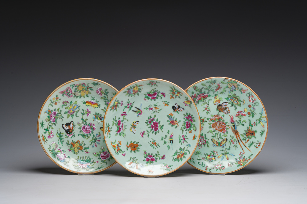 Trois assiettes en porcelaine de Chine famille rose de Canton sur fond c&eacute;ladon &agrave; d&eacute;cor d'oiseaux, de papillons et de fleurs, 19&egrave;me si&egrave;cle