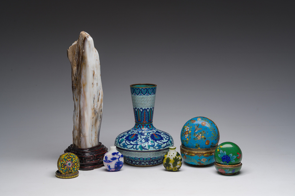 Trois bo&icirc;tes couverts et un vase en &eacute;maux cloisonn&eacute;s, deux tabati&egrave;res en verre multicouche et une pierre de lettr&eacute; 'gongshi', Chine, 19&egrave;me/20&egrave;mesi&egrave;cle
