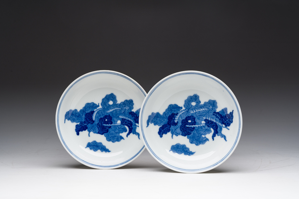 Een paar Chinese blauw-witte zijdeworm schotels, Jingdezhen merk, 20ste eeuw