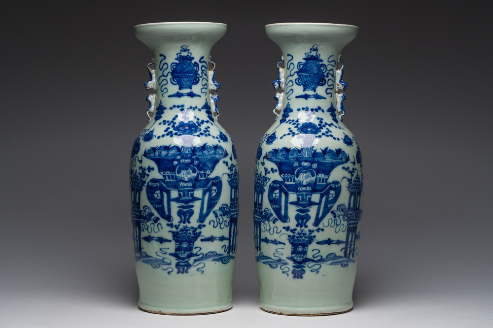 Paire de vases en porcelaine de Chine bleu et blanc sur fond c&eacute;ladon &agrave; d&eacute;cor d'antiquit&eacute;s, 19&egrave;me si&egrave;cle