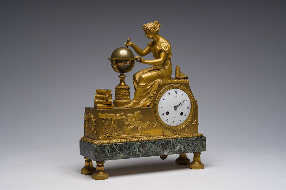 Pendule de chemin&eacute;e Empire en bronze dor&eacute; et marbre vert de mer couronn&eacute;e de 'L'&eacute;tude de l'astronomie' apr&egrave;s Jean-Andr&eacute; Reiche, France, 19&egrave;me si&egrave;cle