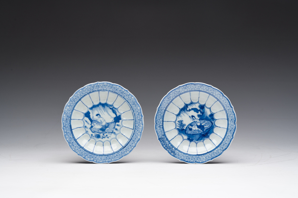Pair de soucoupes en porcelaine de Chine bleu et blanc &agrave; d&eacute;cor d'acupuncture, 20&egrave;me si&egrave;cle