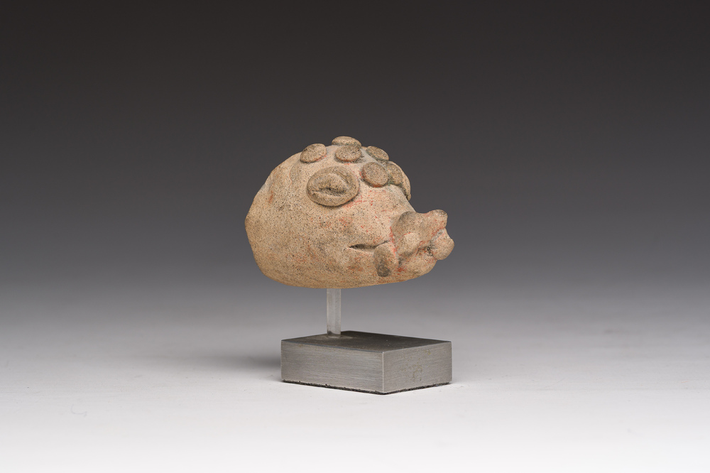 T&ecirc;te d&rsquo;animal en terre cuite avec des traces de polychromie sur socle, probablement Iran, 6&egrave;me-1er si&egrave;cle av. J.-C.