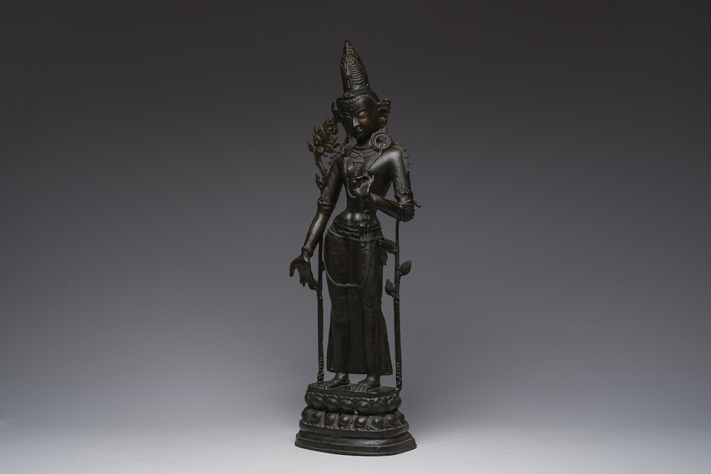 Grande figure de Tara debout sur un tr&ocirc;ne de lotus en bronze patin&eacute;, Nepal, 19&egrave;me/20&egrave;me si&egrave;cle
