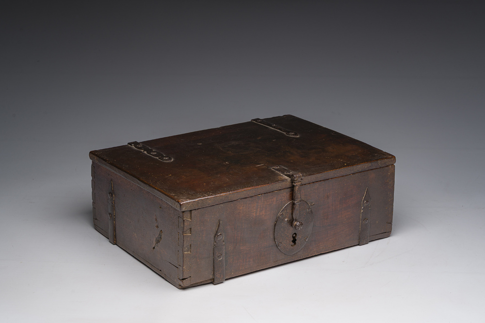 Coffre en bois aux montures en fer forg&eacute;, 17&egrave;me si&egrave;cle