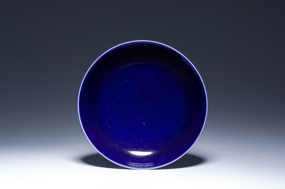 Soucoupe en porcelaine de Chine monochrome bleu, marque de Kangxi, 19&egrave;me/20&egrave;me si&egrave;cle