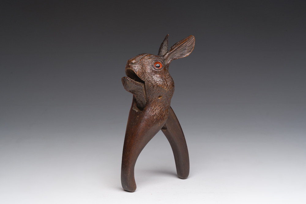 Casse-noisette en forme de t&ecirc;te de li&egrave;vre dite 'de la For&ecirc;t Noire' en bois sculpt&eacute;, Suisse, vers 1900