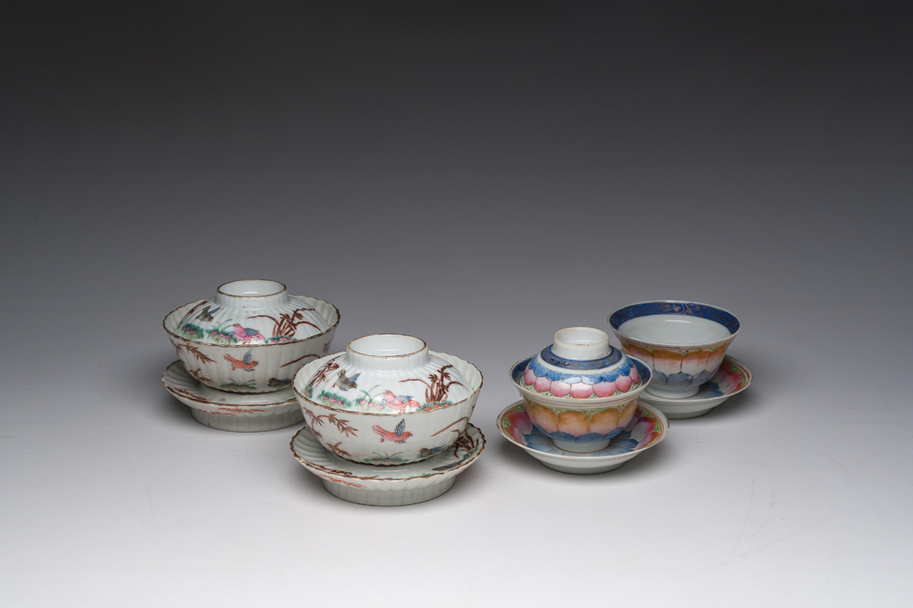 Deux paires de bols couverts sur pied en porcelaine de Chine famille rose &agrave; d&eacute;cor floral et d'oiseaux parmi des branches fleuries, 19&egrave;me si&egrave;cle
