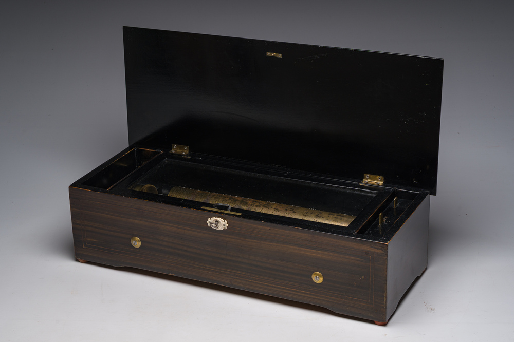 Bo&icirc;te &agrave; musique &agrave; cylindre en bois &agrave; d&eacute;cor de marqueterie, Suisse, 19&egrave;me si&egrave;cle