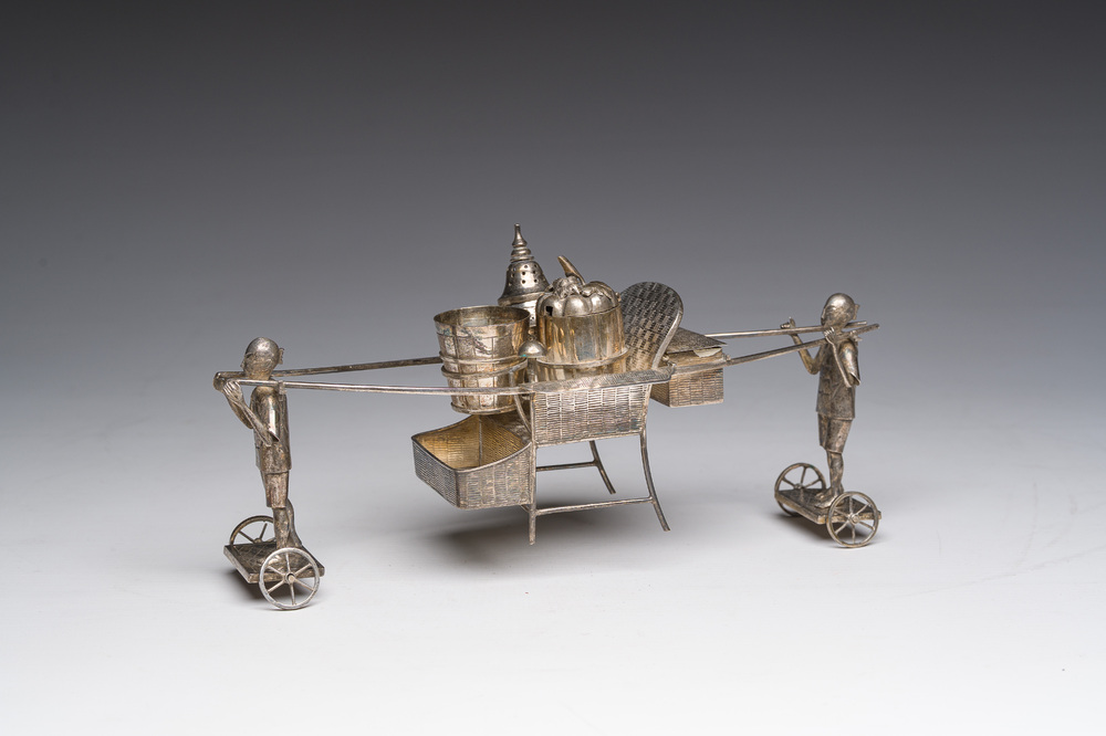 Sculpture en argent repr&eacute;sentant deux personnages en pousse-pousse transportant leurs marchandises, marque de ma&icirc;tre S.C., Chine, 20&egrave;me si&egrave;cle