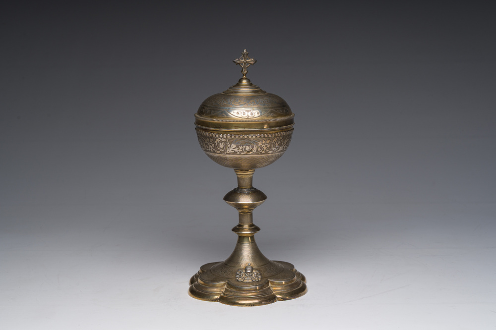 Ciboire n&eacute;o-gothique en argent partiellement dor&eacute; et partiellement guilloch&eacute; &agrave; d&eacute;cor des armoiries papales, poin&ccedil;on du ma&icirc;tre Louis Guillat, 19&egrave;me s.