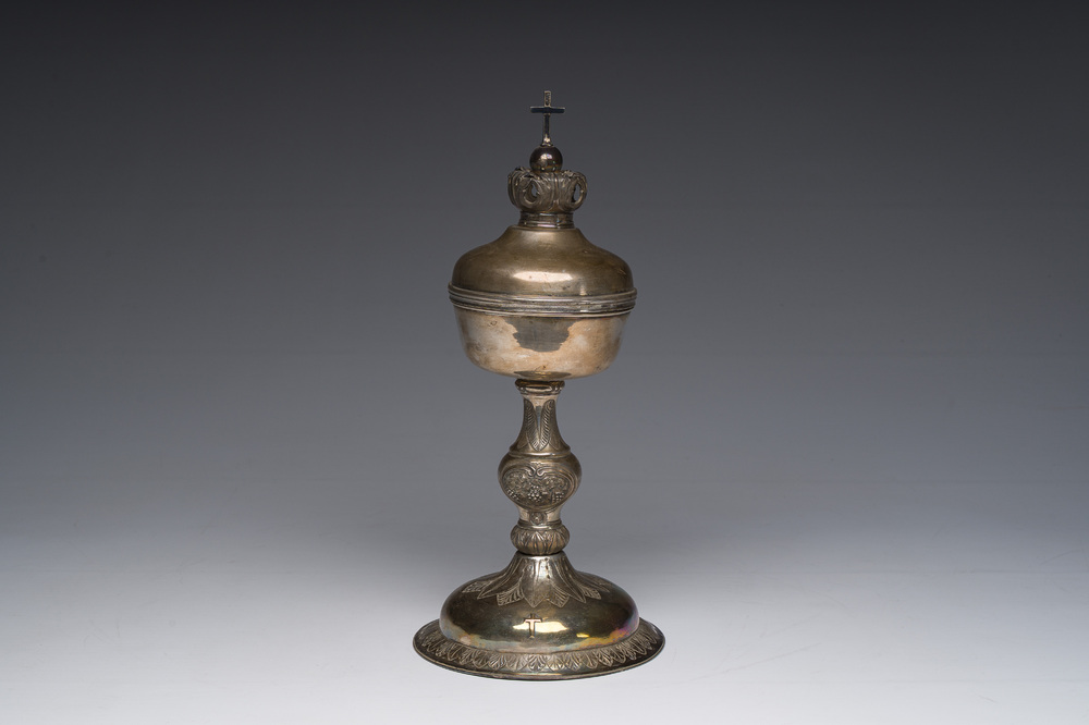 Ciboire en argent &agrave; d&eacute;cor dede motifs floraux grav&eacute;s et des armoiries de la famille Quintin (de Kercadio) de Bretagne, France, 19&egrave;me si&egrave;cle