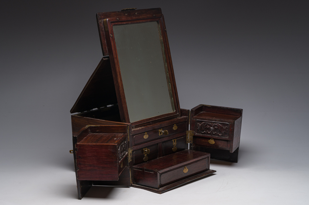 Coffre de toilette en bois aux montures en laiton dor&eacute;, Chine, 19&egrave;me si&egrave;cle