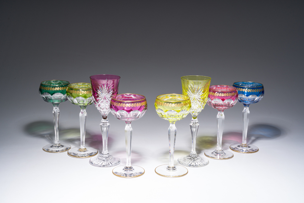 Acht glazen in deels gekleurd gelaagd kristal, waarvan zes met verguld decor, Belgi&euml;, Val Saint Lambert, 20ste eeuw