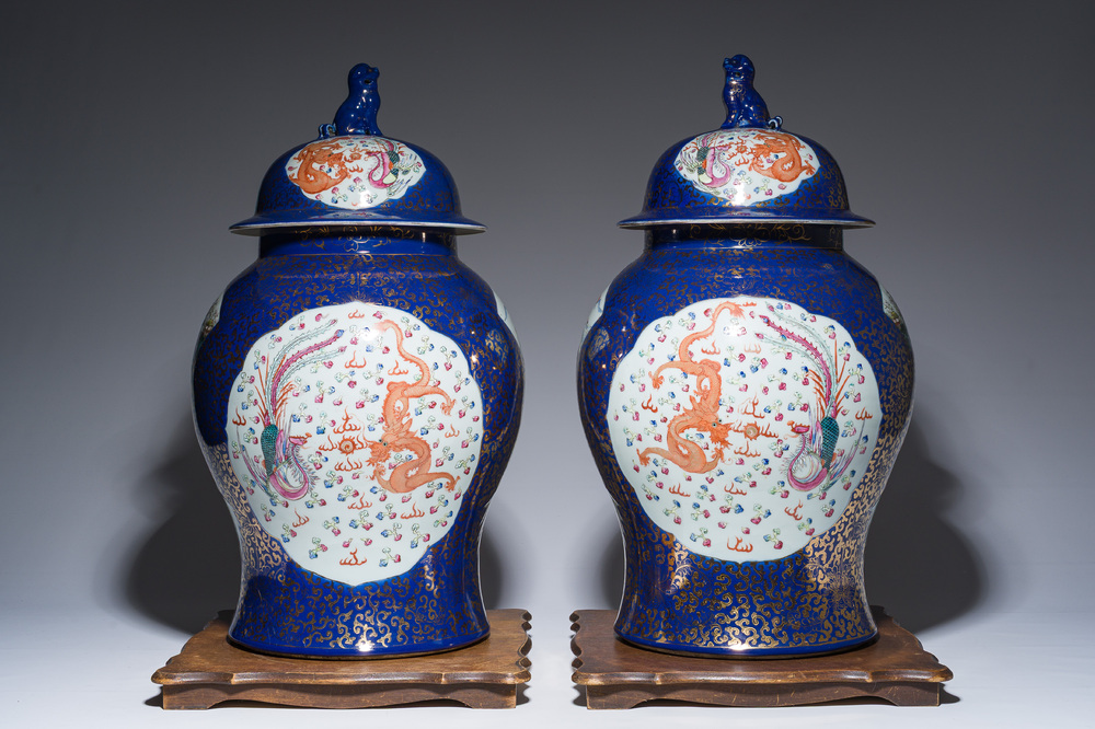 Een paar grote Chinese famille rose dekselvazen met draken en feniksen op blauwe fondkleur, Kangxi merk, 19de eeuw