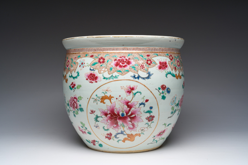 Een Chinese famille rose jardini&egrave;re met floraal decor op een houten voet, 19de eeuw