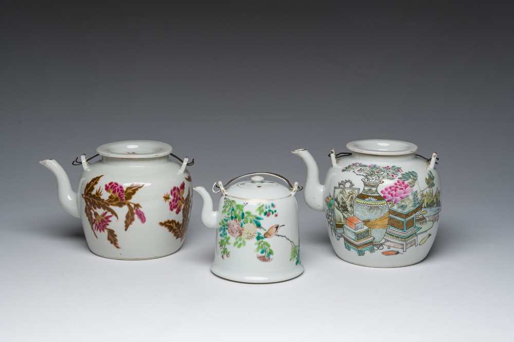 Drie Chinese famille rose en qianjiang cai theepotten met deksel met floraal decor en antiquiteiten, 19de/20ste eeuw
