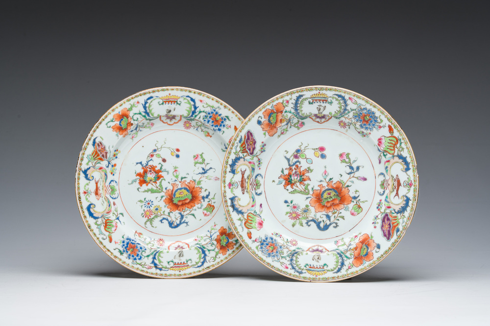 Een paar Chinese famille rose 'Pompadour' borden, Qianlong