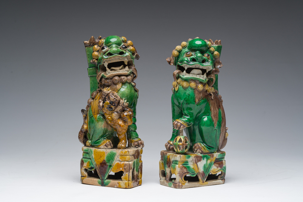 Een paar Chinese wierookstokhouders in sancai geglazuurd aardewerk in de vorm van boeddhistische leeuwen, 19de eeuw