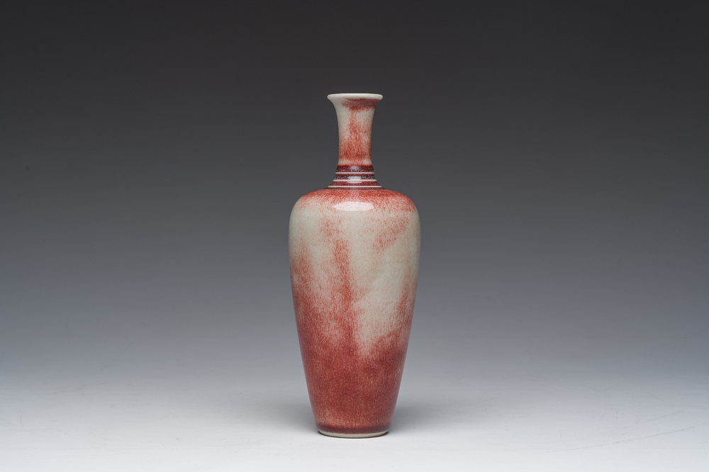 A Chinese monochrome peachbloom-glazed vase, Kangxi mark, 19th/20th C.