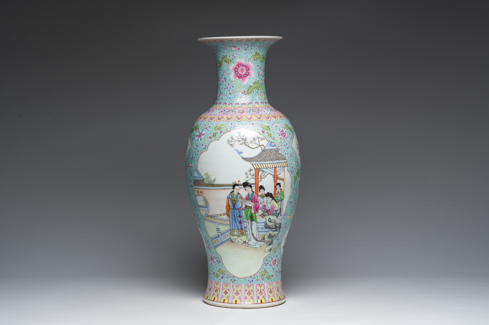 Vase en porcelaine de Chine famille rose &agrave; d&eacute;cor de dames de la cour se relaxant dans un jardin palatial, marque de Qianlong, R&eacute;publique, 20&egrave;me si&egrave;cle