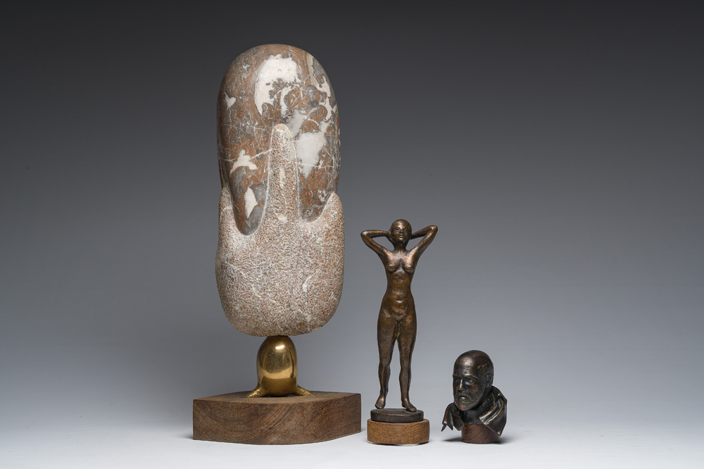 Arlette Hutsebaut (20ste/21ste eeuw): Abstracte compositie in marmer en twee gepatineerd bronzen figuren