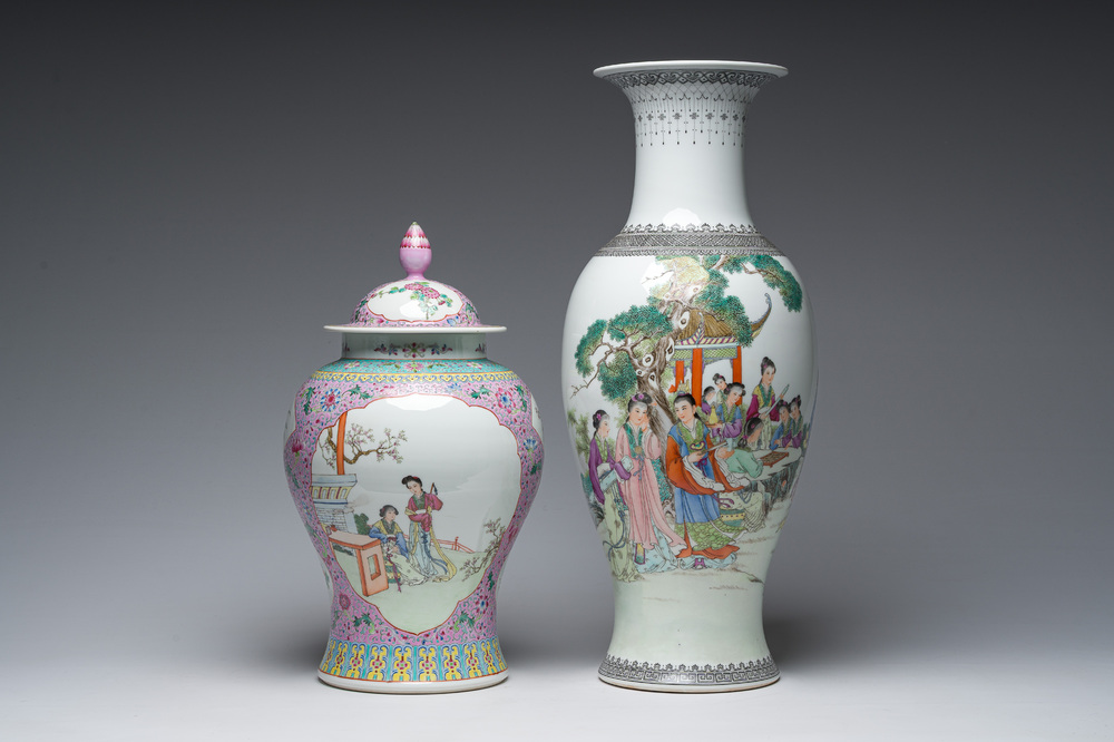 Twee Chinese famille rose vazen met geanimeerde sc&egrave;nes in een paleistuin, Qianlong merken, Republiek, 20ste eeuw