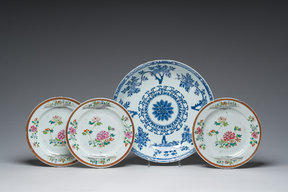 A Chinese blue and white dish and three famille rose plates with floral design, Kangxi/Qianlong