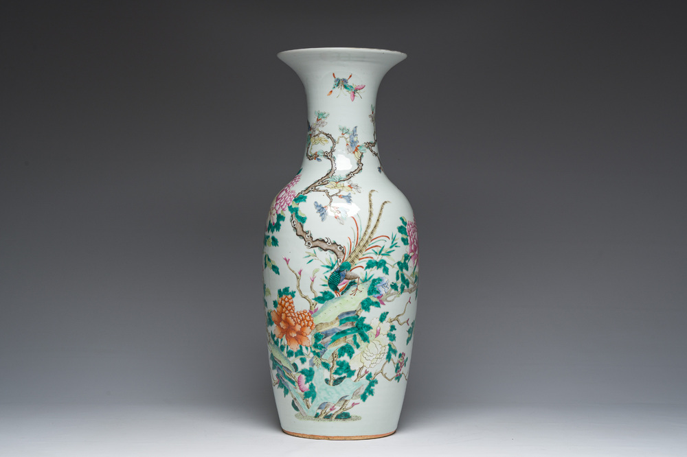 Vase en porcelaine de Chine famille rose &agrave; d&eacute;cor de faisan et de papillons parmi des branches fleuries, 19&egrave;me si&egrave;cle