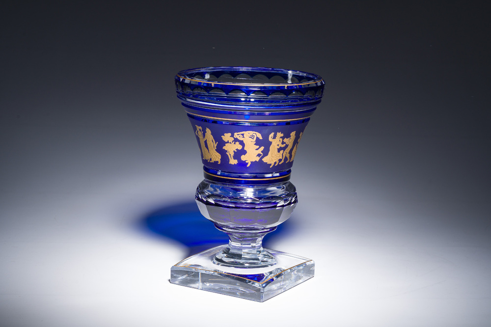 Een Belgische deels blauwgekleurd gelaagd kristallen vaas met 'Danse de Flore' decor, Val Saint Lambert, 20ste eeuw