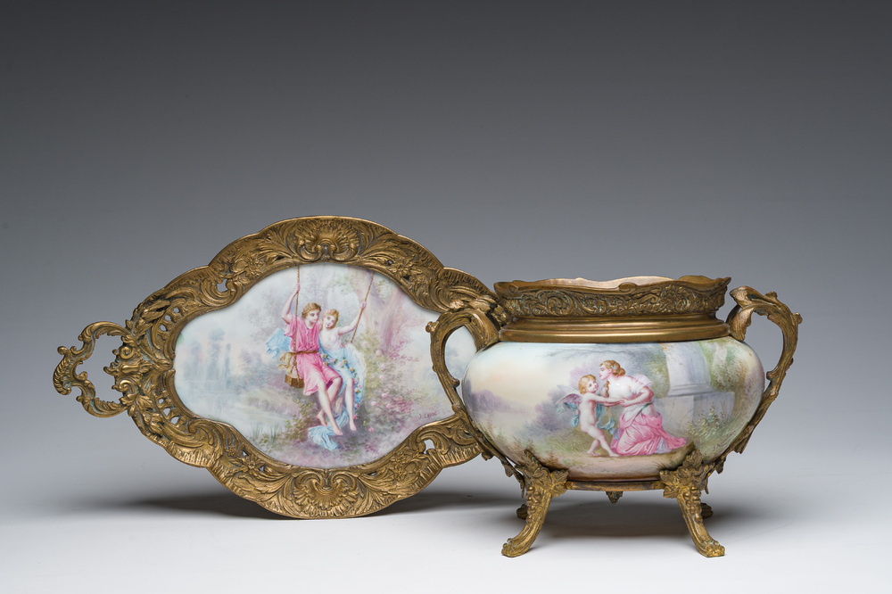 Een Franse S&egrave;vres-stijl porseleinen jardini&egrave;re en een schotel met amoureuze sc&egrave;nes en verguld bronzen monturen, 19de eeuw