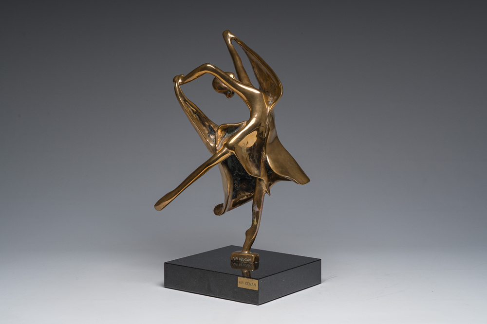 Avi Kenan (1951): 'Ballerina', brons op een marmeren voet, ed. 29/100, gedateerd 1983