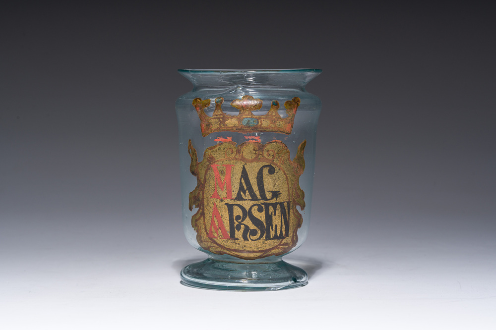 Een Boheemse vergulde en polychroom beschilderde 'Mag Arsen' (arseen) glazen apothekerspot, 19de eeuw