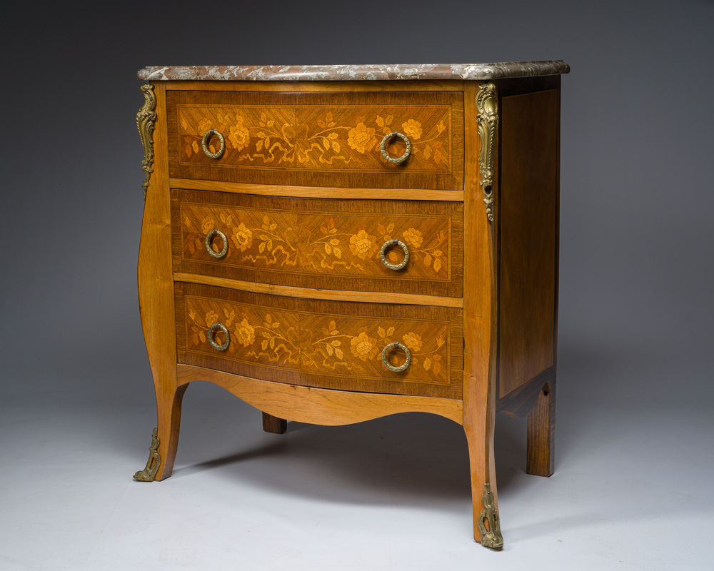 Een Franse Transition-stijl marqueterie commode met verguld bronzen monturen en grijs en rood geaderd marmer bovenblad, eerst helft 20ste eeuw