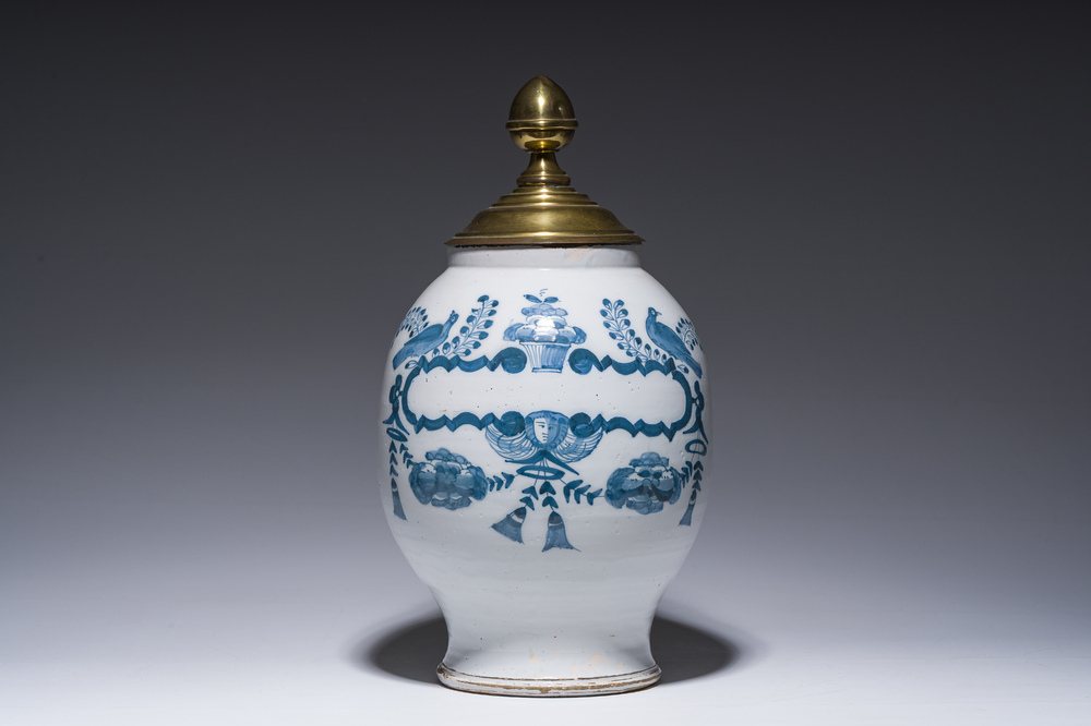 Een grote Engels Delfts blauw-witte aardewerken apothekerspot met een cartouche, vermoedelijk Lambeth, 18de eeuw