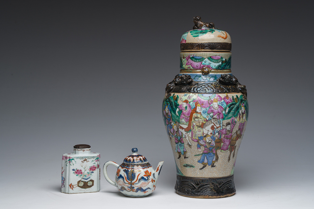 Een Chinese Nanking craquel&eacute; famille rose dekselvaas met strijdsc&egrave;nes, een theebus en een Imari-stijl theepot met deksel, 18de/19de eeuw