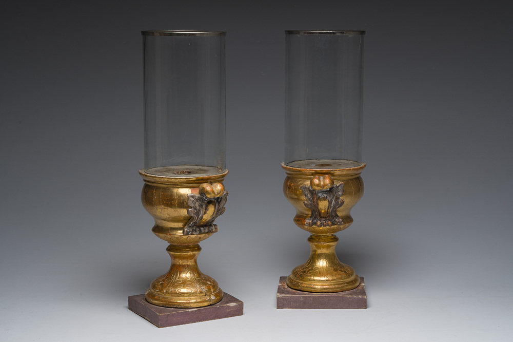 Een paar Lodewijk XVI-stijl fotoforen of windlichten in verguld en polychroom gedecoreerd hout en glas, 19de/20ste eeuw