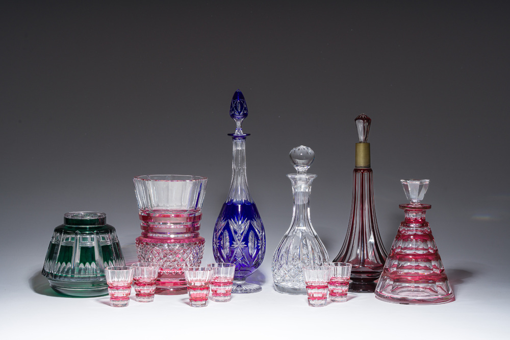 Een gevarieerde collectie voornamelijk deels gekleurd gelaagd kristal, w.o. Val Saint Lambert en Atlantis, 20ste eeuw