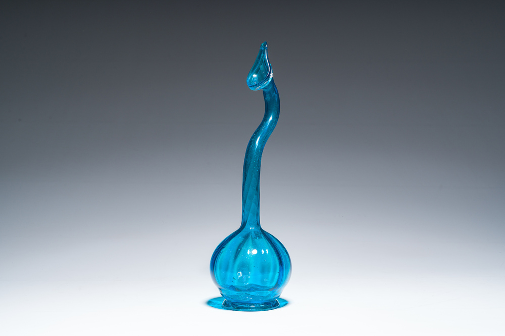 Een islamitische blauwgekleurde glazen parfumsprinkler of traanfles ('ashkdan'), Qajar, Iran, 19de eeuw