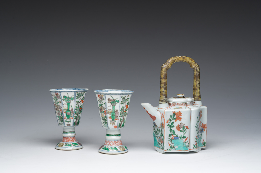 Een paar Chinese famille verte stem cups met floraal decor en een Franse Samson famille verte-stijl theepot met deksel, Kangxi en 19de eeuw