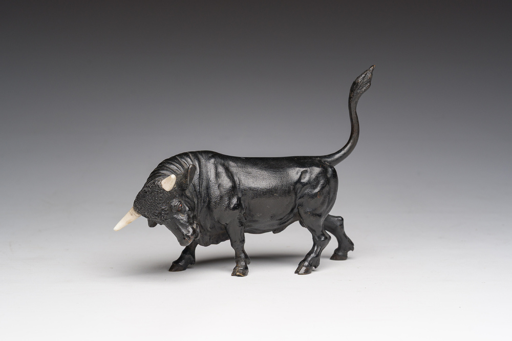 Een Frans polychroom koud beschilderd bronzen model van een stier, 19de/20ste eeuw